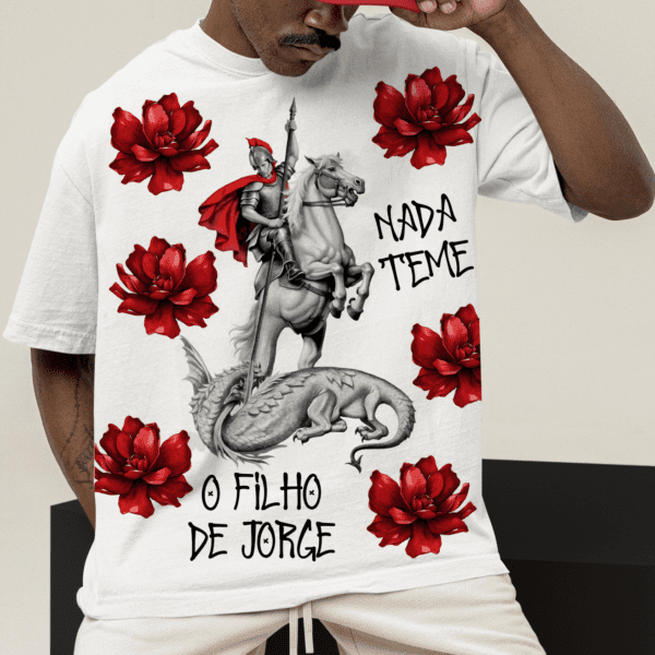 Camiseta branca São Jorge e dragão