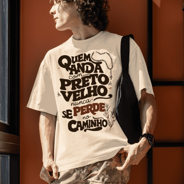 Camiseta bege amigo de Preto Velho