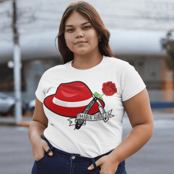 Camiseta Maria Navalha chapéu vermelho