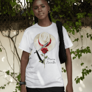 Camiseta Maria Navalha chapéu e rosa