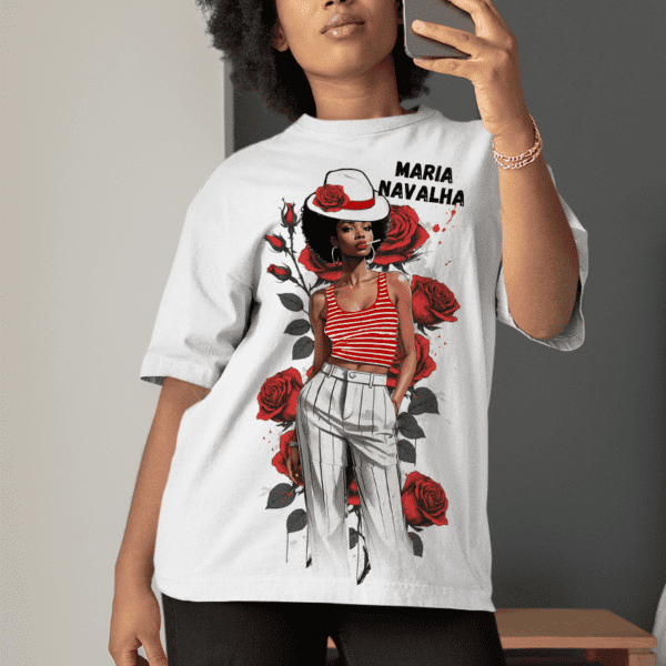 Camiseta Maria Navalha com rosas vermelhas