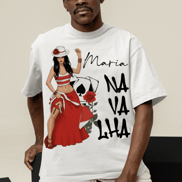 Camiseta Maria Navalha de saia vermelha
