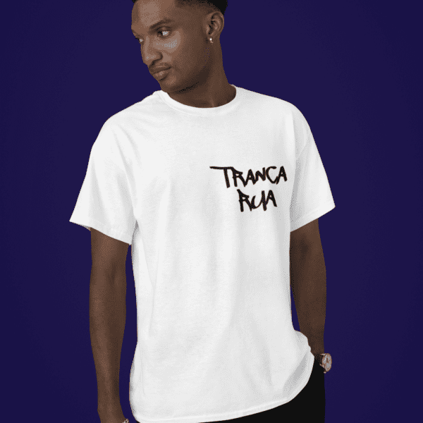 Camiseta Tranca Rua de sobretudo frente