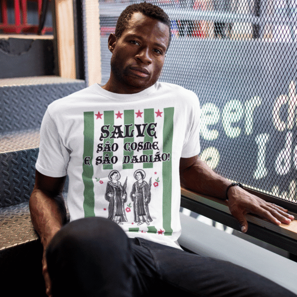 Camiseta Cosme e Damião saco de doces branco