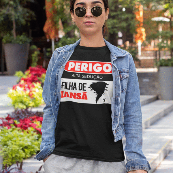 Camiseta Filha de Iansã Perigo preto