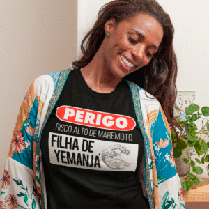 Camiseta Perigo Filha de Yemanjá preta
