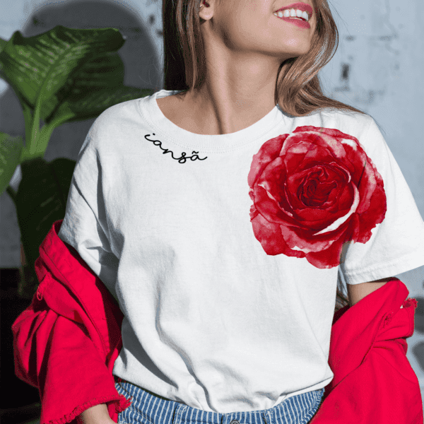 Camiseta Iansã flor no ombro