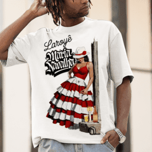 Camiseta Maria Navalha encostada no poste