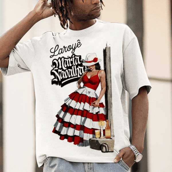 Camiseta Maria Navalha encostada no poste