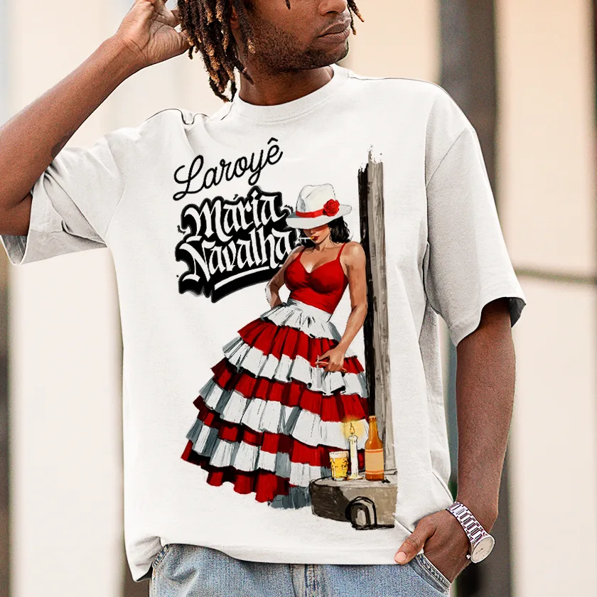 Camiseta Maria Navalha encostada no poste