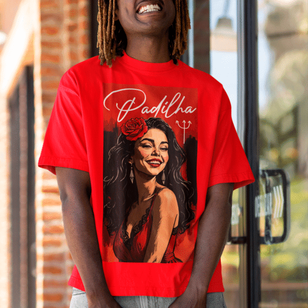 Camiseta Maria Padilha sorrindo