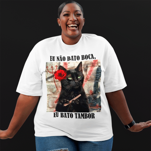 Camiseta Gato do Axé com flor branco
