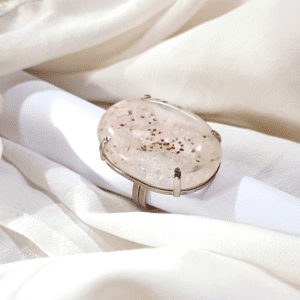 1- Anel Pedra Transparente com Inclusões Vermelhas